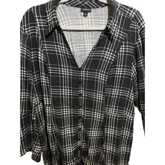 Torrid Button top shirt flowy black plaid size 2 - Picture 3 of 6